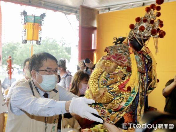 ▲2021台南藝術節開幕大戲《刈香傳藝．陣有藝思》，台南10尊神明受邀看戲，台南市長黃偉哲與市議員方一峰接駕。（圖／記者林悅翻攝，下同）