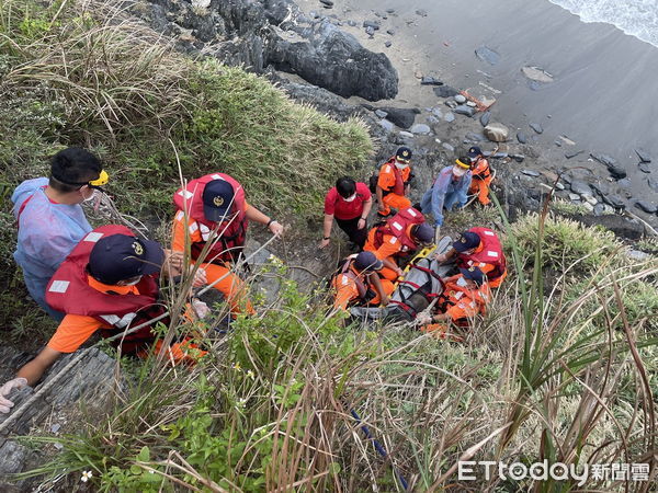 ▲▼警消攀繩將疑似潘姓男子遺體，從俗稱「玻璃海灘」沙灘上將人救上山崖。（圖／記者游芳男翻攝，下同）