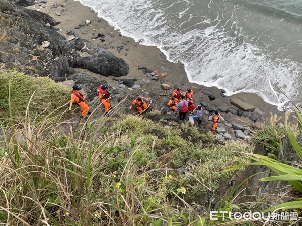 ▲▼警消攀繩將疑似潘姓男子遺體，從俗稱「玻璃海灘」沙灘上將人救上山崖。（圖／記者游芳男翻攝，下同）