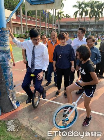 ▲前行政院副院長陳其邁前年赴雙冬國小視察風雨球場建案，向學童學騎獨輪車。（圖／翻攝陳其邁臉書粉專）