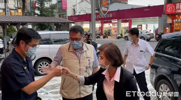 ▲▼宜蘭縣長林姿妙頒獎嘉勉16小時破變裝銀樓強匪的宜警。（圖／記者游芳男翻攝，下同）