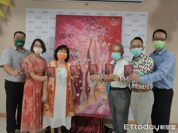 ▲千萬精子勇闖輸卵管，總裁畫家創「生命之樹」盼帶好孕氣。（圖／記者游瓊華攝）