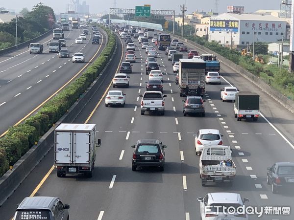 ▲國慶連假首日，國1彰化段又出現大型停車場，時速剩30公里。（圖／游瓊華翻攝）