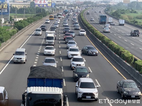 ▲國慶連假首日，國1彰化段又出現大型停車場，時速剩30公里。（圖／游瓊華翻攝）