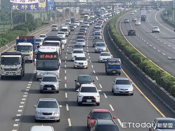 ▲國慶連假首日，國1彰化段又出現大型停車場，時速剩30公里。（圖／游瓊華翻攝）