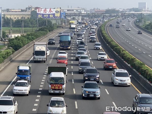 ▲國慶連假首日，國1彰化段又出現大型停車場，時速剩30公里。（圖／游瓊華翻攝）