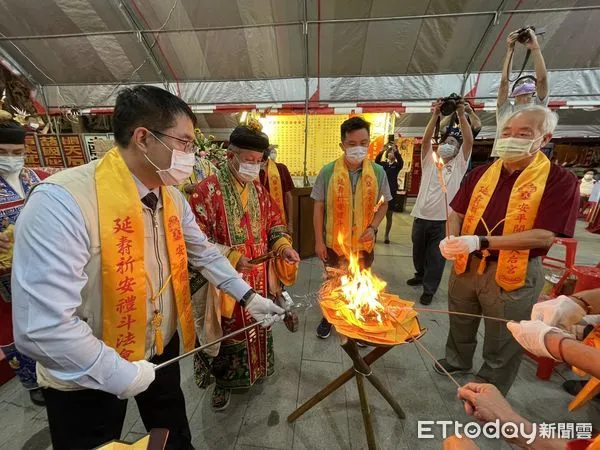 ▲台南安平開台天后宮舉辦首科「安平開台天后宮靈寶朝真祈安延壽禮斗法會」，市長黃偉哲代表市民點燃台南市公斗聖火，展開4天科儀。（圖／記者林悅翻攝，下同）