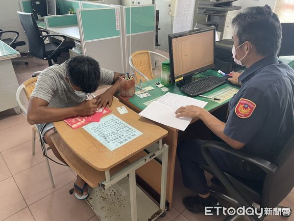 ▲枋寮警分局協助發放五停券             。（圖／記者陳崑福翻攝，以下同）