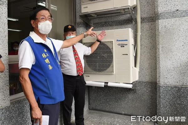 ▲南投縣長林明溱勘查埔里國小冷氣施工品質，預計年底前全縣完成裝設。（圖／南投縣政府提供）