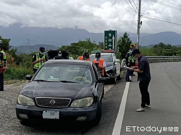 ▲警環聯合稽查，攔查車輛。（圖／記者楊漢聲翻攝）