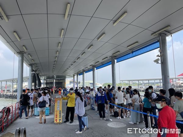 ▲東琉線交通船碼頭擠滿到小琉球遊客             。（圖／民眾提供，以下同）