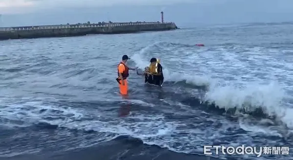 ▲海巡署第6岸巡隊利用遙控動力救生圈救人　             。（圖／記者陳崑福翻攝，以下同）