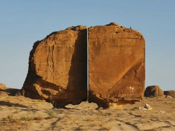 ▲▼沙烏地阿拉伯綠洲城市泰瑪（Tayma）附近的神秘巨岩「阿納斯拉」（Al Naslaa）。（圖／翻攝自YouTube／Ancient Architects）