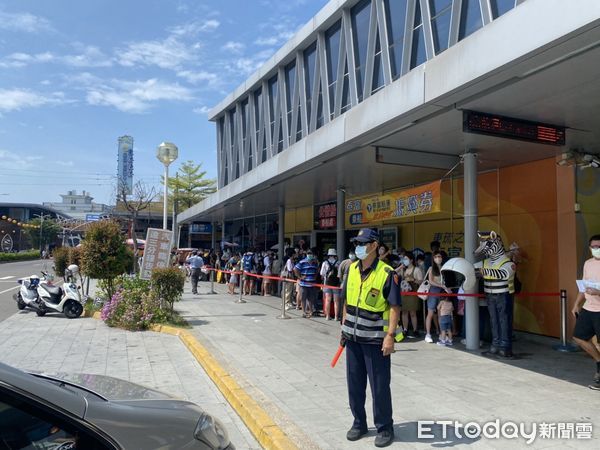 ▲東港警方在東琉線碼頭疏導交通             。（圖／記者陳崑福翻攝，以下同）