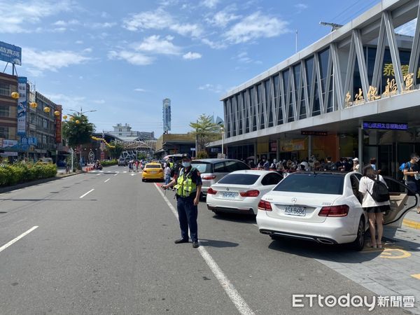 ▲東港警方在東琉線碼頭疏導交通             。（圖／記者陳崑福翻攝，以下同）