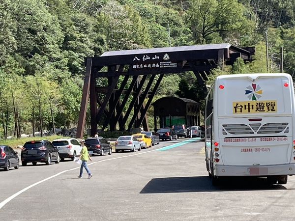 ▲▼國慶連假首日，由於警方和園區做好管控，八仙山和大雪山遊樂區車潮多但不壅塞。（圖／警方提供）