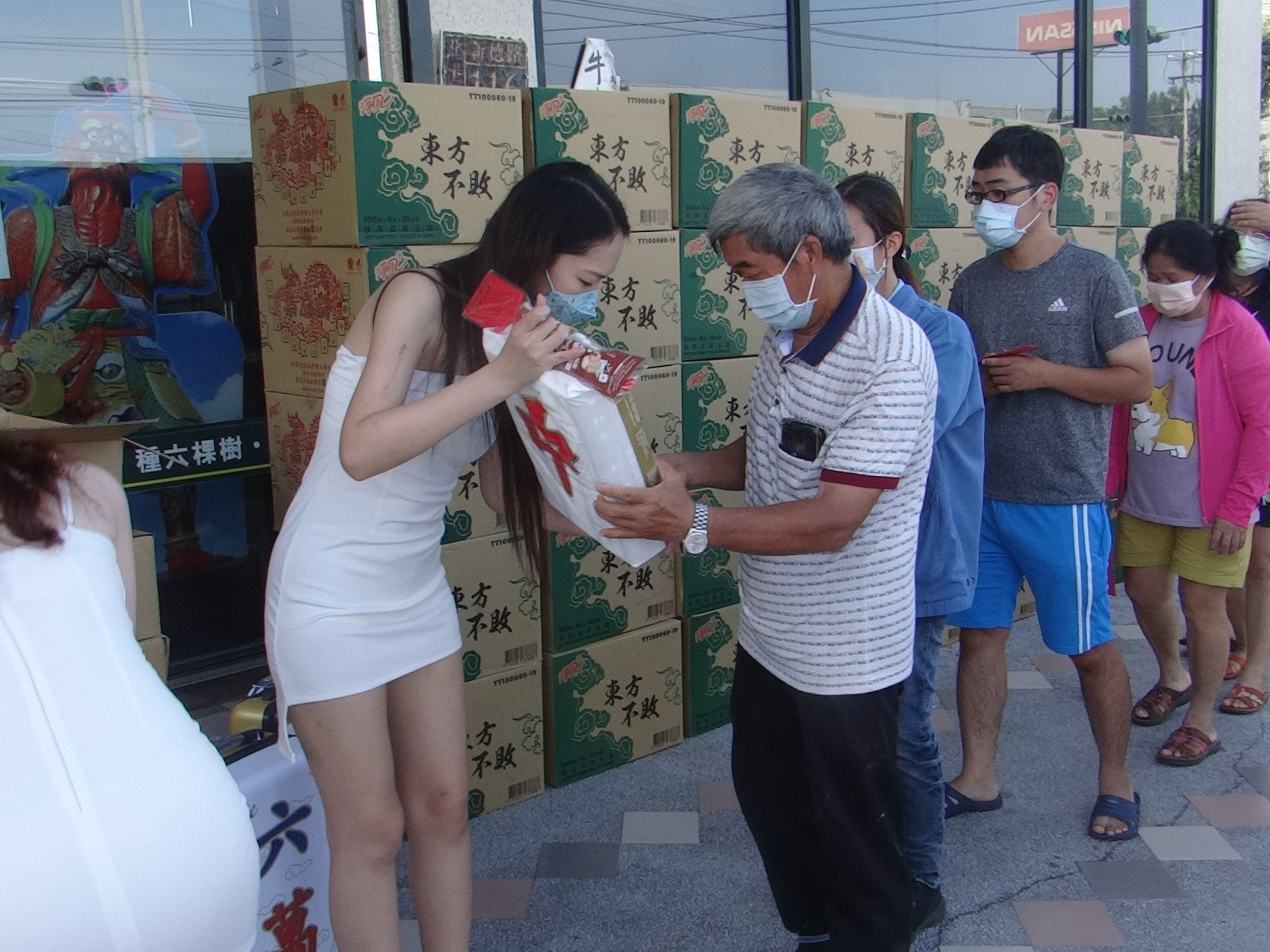 ▲雲林北港一家衛生紙觀光工廠北港故事館，今日只要民眾前往出示5倍券，就可免費帶回一串衛生紙，吸引上百人排隊，可謂是5倍券意外加值。（圖／記者蔡佩旻翻攝）