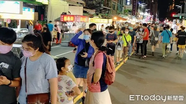 ▲六合夜市8日晚間出現人潮，全是要兌換夜市券。（圖／記者許宥孺翻攝）