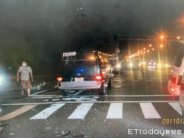 ▲台南市安南區發生小客車擦撞，再撞橋墩的車禍，造成黃姓駕駛與乘客3人受傷。（圖／記者林悅翻攝，下同）