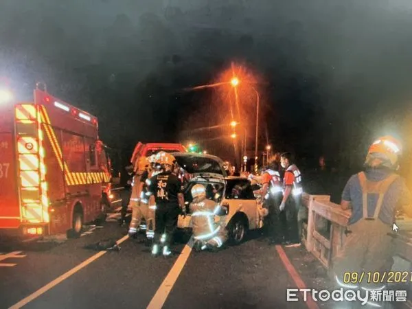 ▲台南市安南區發生小客車擦撞，再撞橋墩的車禍，造成黃姓駕駛與乘客3人受傷。（圖／記者林悅翻攝，下同）