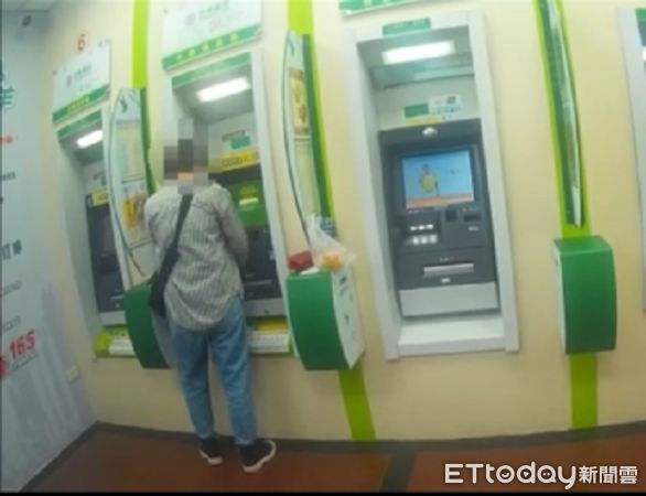 ▲林姓女子聽信歹徒騙術，在提款機前不斷操作。（圖／桃園警分局提供）