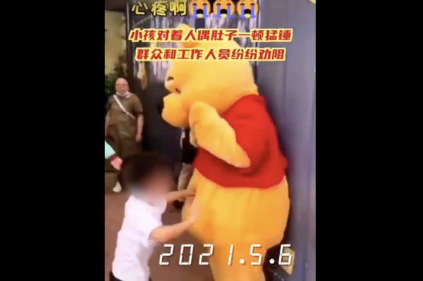 ▲上海迪士尼的達菲熊被遊客巴頭。（圖／翻攝微博）
