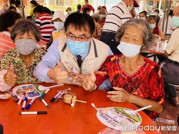 ▲台南市鹽水竹埔社區第4年舉辦童趣陀螺競賽活動，市長黃偉哲到場陪長輩同樂、並祝福長輩重陽節幸福快樂、健康九九。（圖／記者林悅翻攝，下同）