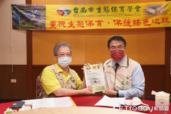 ▲台南市長黃偉哲與市議員杜素吟，出席在仁德區舉辦的黑琵保育季第2次籌備會，黃偉哲還頒發生態學會新任理監事當選證書，場面熱烈溫馨。（圖／記者林悅翻攝，下同）