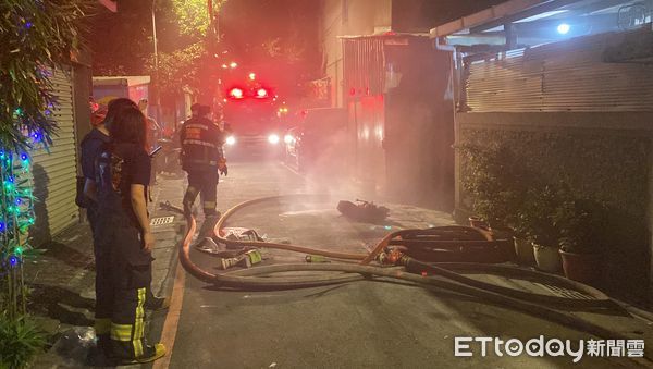 ▲▼板橋一間雜貨店國慶日凌晨起火，大量濃煙滿佈小巷。（圖／記者游宗樺攝）