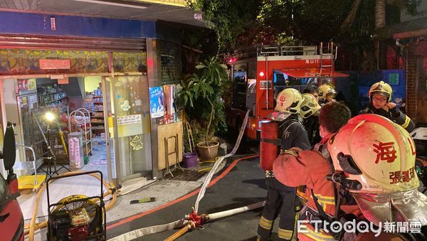 ▲▼板橋一間雜貨店國慶日凌晨起火，大量濃煙滿佈小巷。（圖／記者游宗樺攝）