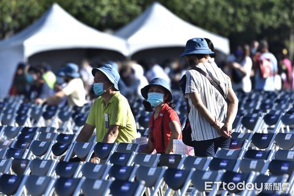 ▲▼110年國慶大會,觀禮民眾,台灣經緯度漁夫帽,國慶觀禮紀念帽   。（圖／記者李毓康攝）