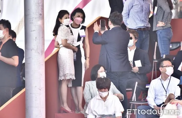 ▲▼110年國慶大會，立委黃世杰幫邱議瑩與林楚茵拍照。（圖／記者李毓康攝）
