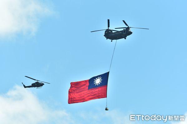 ▲▼ 110年國慶大會,CH-47SD直升機吊掛巨幅國旗,由AH-64E阿帕契直升機與AH-1W超級眼鏡蛇直升機伴飛。（圖／記者李毓康攝）
