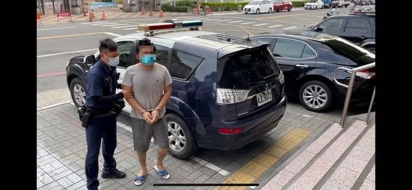 ▲詐欺男通緝躲換屋躲警 卻因為機車停門口露餡。（圖／記者洪靖宜翻攝）