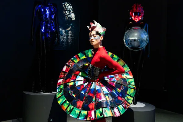 ▲▼高雄駁二藝術特區「這。不會考2：疾病擬人展」，將幾世紀以來困擾人類的傳染病「變身」為人類。（圖／高雄市政府文化局）