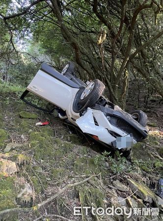 ▲▼夜衝合歡山，2人疑似因疲勞駕駛墜谷。（圖／記者高堂堯翻攝）