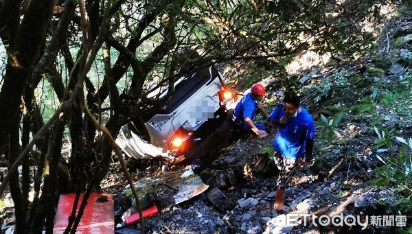 ▲▼夜衝合歡山，2人疑似因疲勞駕駛墜谷。（圖／記者高堂堯翻攝）
