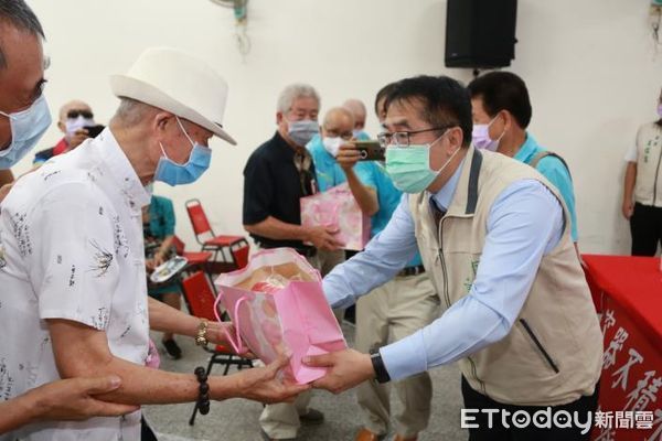 ▲台南市長黃偉哲至北區合興社區照顧關懷據點勉勵服務團隊並為健走活動開幕，黃偉哲致贈蛋糕、壽麵給長輩，預祝長輩鄉親重陽佳節快樂。（圖／記者林悅翻攝，下同）