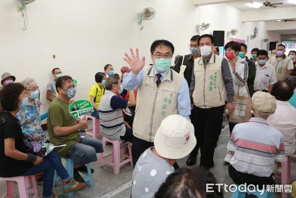 ▲台南市長黃偉哲至北區合興社區照顧關懷據點勉勵服務團隊並為健走活動開幕，黃偉哲致贈蛋糕、壽麵給長輩，預祝長輩鄉親重陽佳節快樂。（圖／記者林悅翻攝，下同）