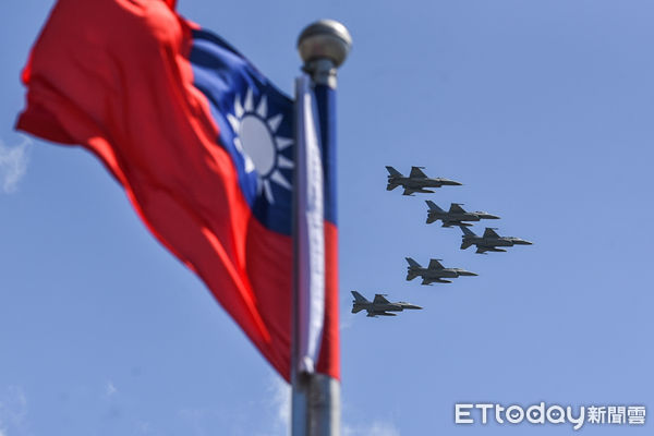 ▲110年國慶大典，F16戰鬥機通過會場上空。（圖／記者林敬旻攝)