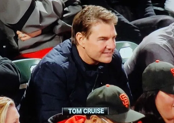 ▲湯姆克魯斯（Tom Cruise）現身巨人主場。（圖／截自推特）