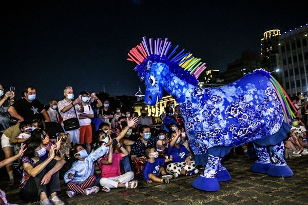 ▲▼「雨馬」燈光秀將於國慶日當天最後一晚現身總統府。（圖／紙風車劇團提供）