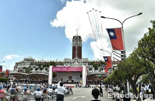 ▲▼ 110年國慶大會,空軍雷虎小組AT-3教練機噴發彩煙飛越總統府上空 。（圖／記者李毓康攝）