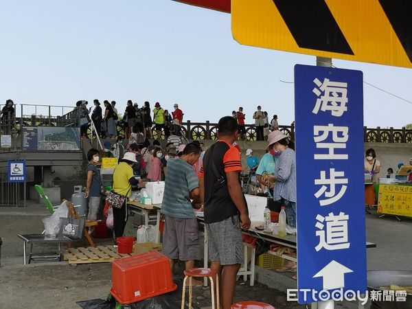 ▲海空步道上午湧入上萬人。（圖／記者唐詠絮攝）