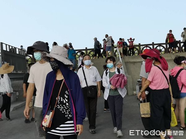 ▲海空步道上午湧入上萬人。（圖／記者唐詠絮攝）