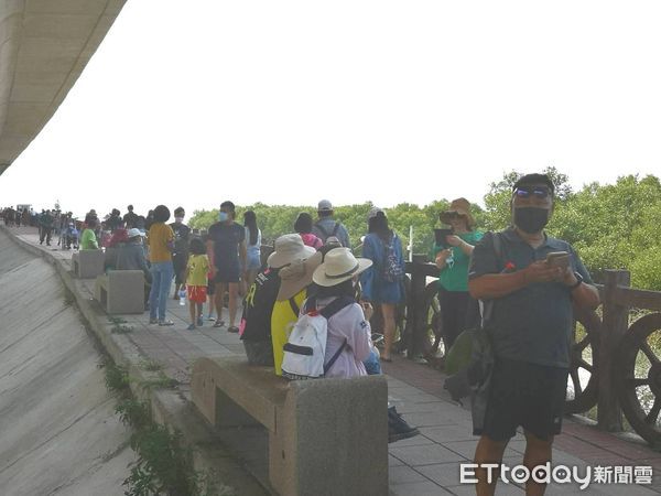 ▲海空步道上午湧入上萬人。（圖／記者唐詠絮攝）