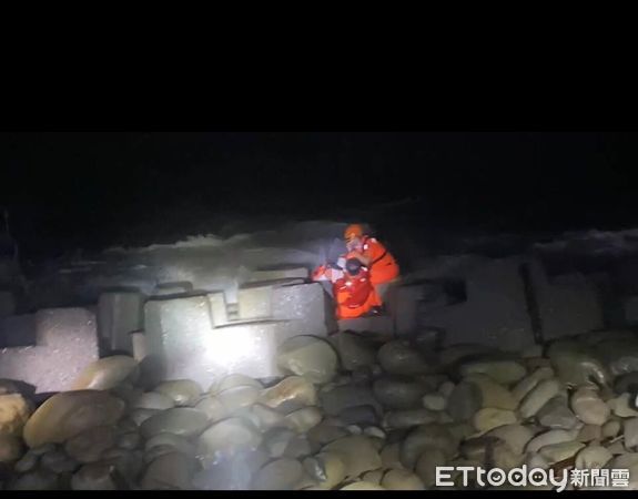 ▲小漁船翻覆，船長死亡、另名船員失聯。（圖／記者林悅翻攝）