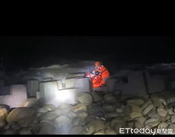 ▲小漁船翻覆，船長死亡、另名船員失聯。（圖／記者林悅翻攝）