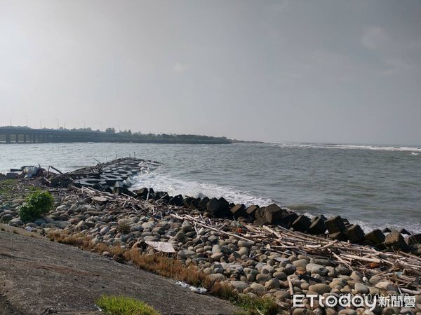 ▲小漁船翻覆，船長死亡、另名船員失聯。（圖／記者林悅翻攝）