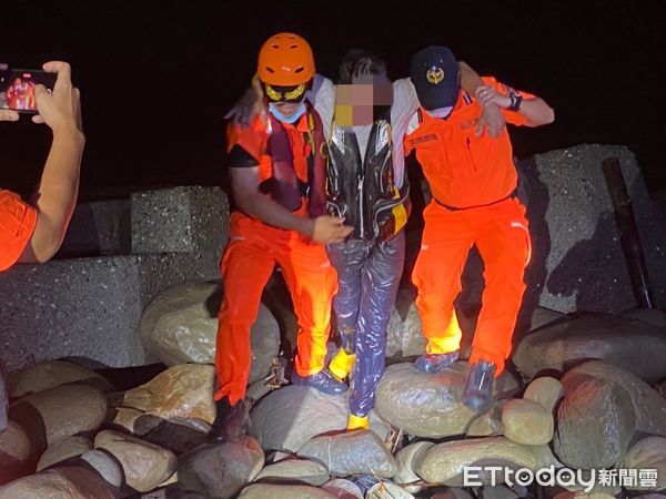 ▲小漁船翻覆，船長死亡、另名船員失聯。（圖／記者林悅翻攝）